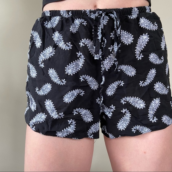 BRANDY MELVILLE shorts - Picture 5 of 11